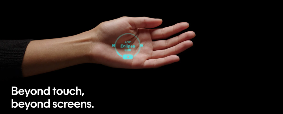 AI PinはToF（飛行時間）技術を使用して、ユーザーの手のひらにレーザーインクディスプレイを投影します。
